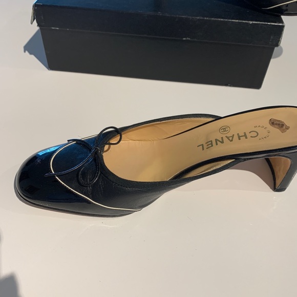 CHANEL VERY GENTLY WORN. Pics PRICE REDUCED FIRM - Picture 2 of 5